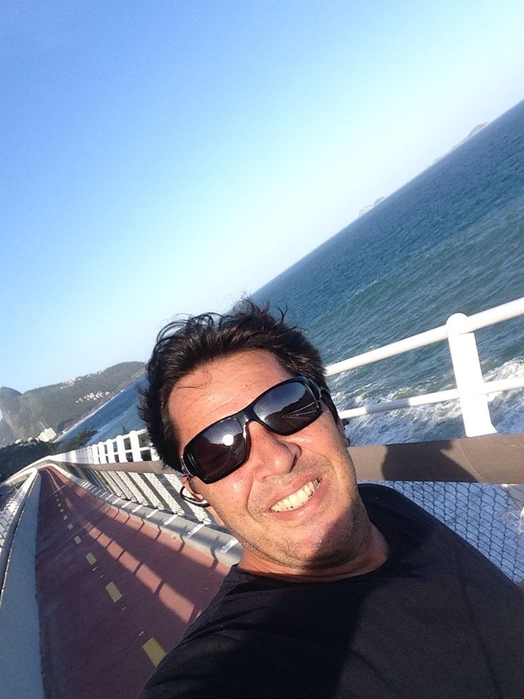 Serjão na ciclovia da orla, mar ao fundo
