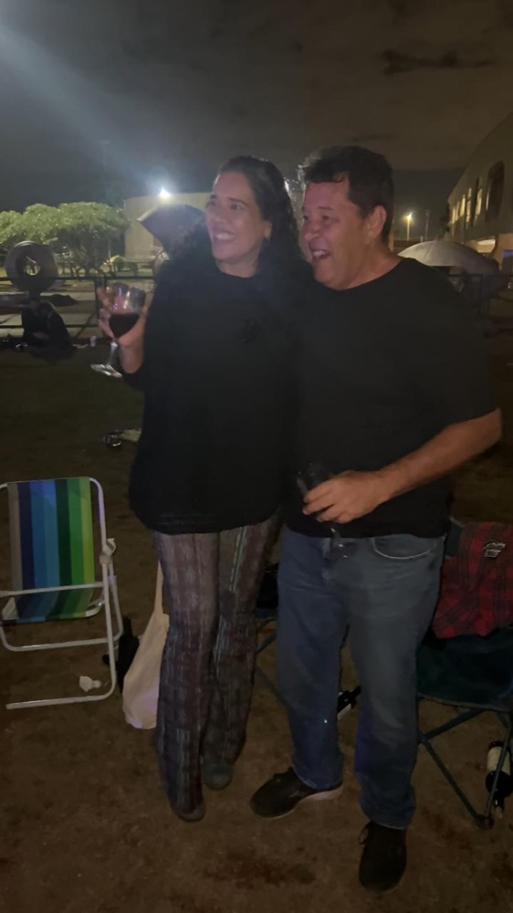 Serjão com a esposa, taça na mão