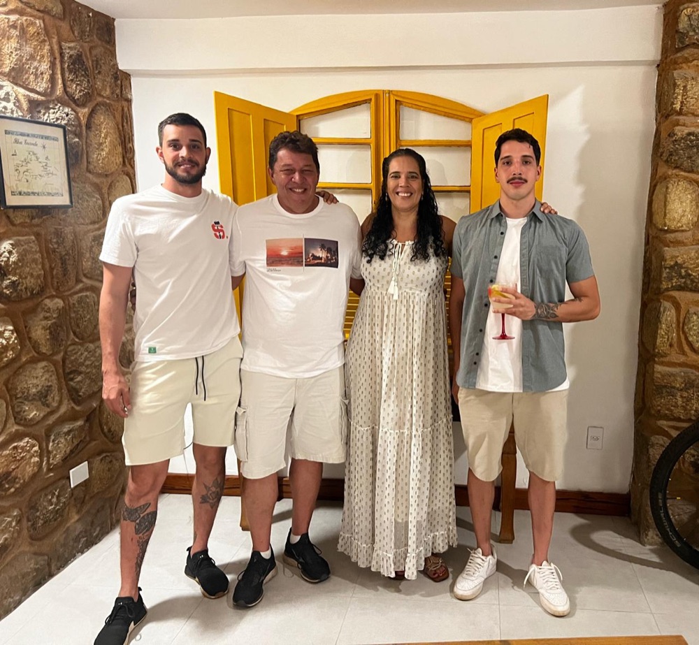 Serjão com a esposa e os filhos