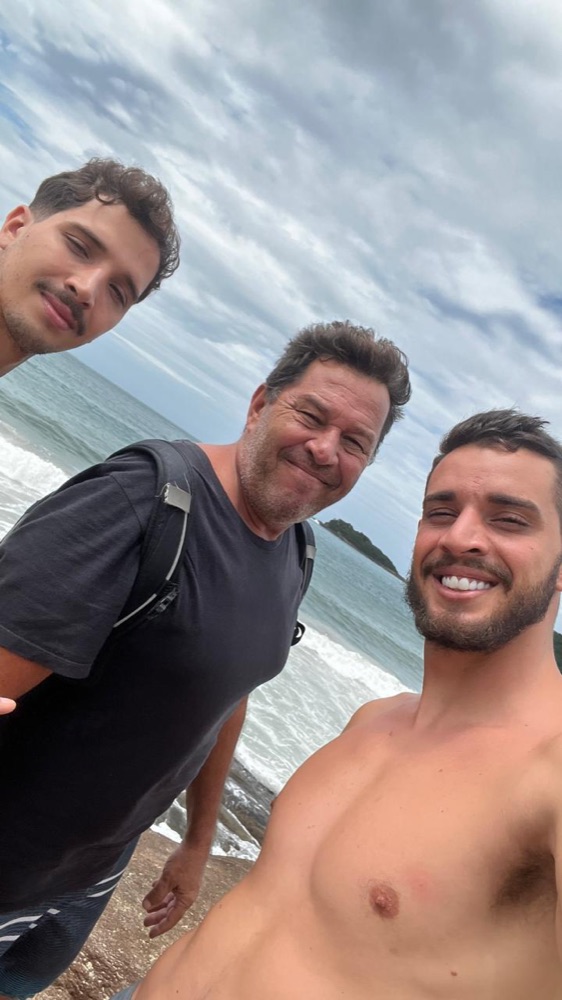 Serjão na praia com os filhos