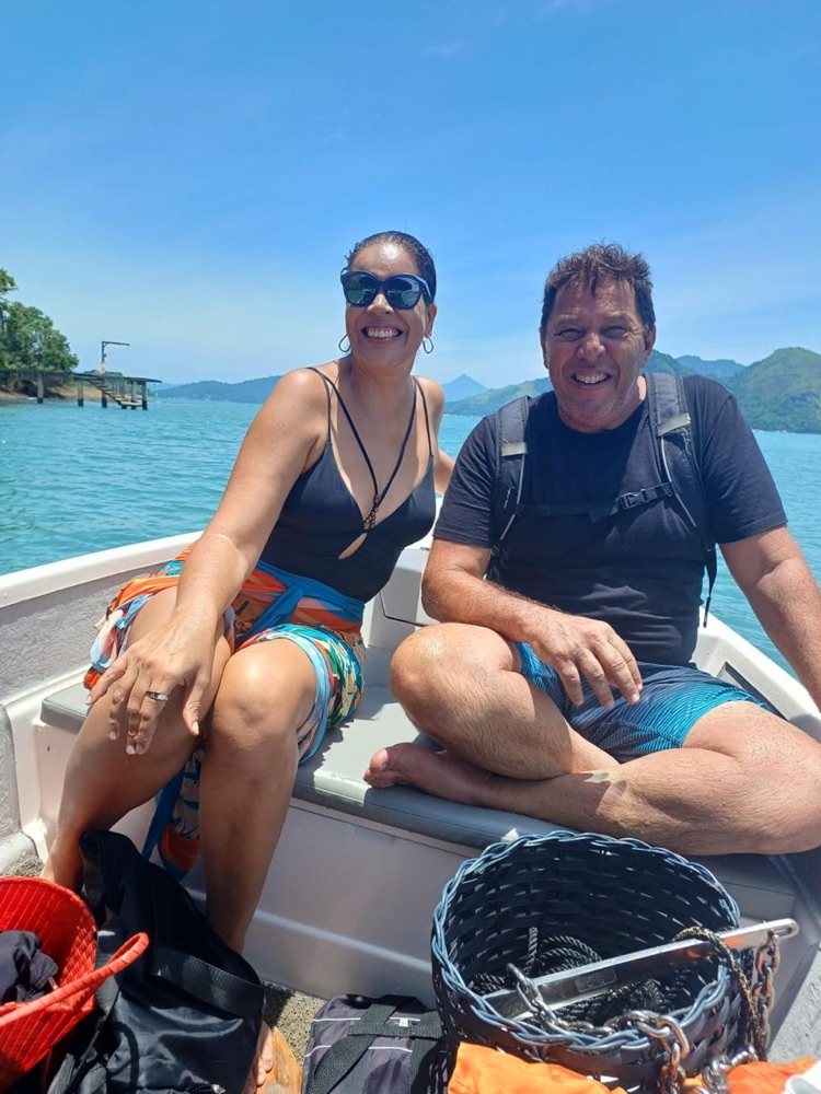 Serjão e a esposa num passeio de barco