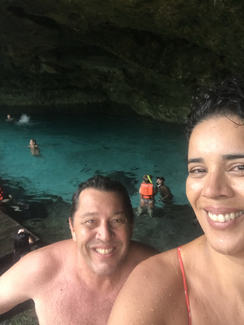 Serjão e a esposa num cenote