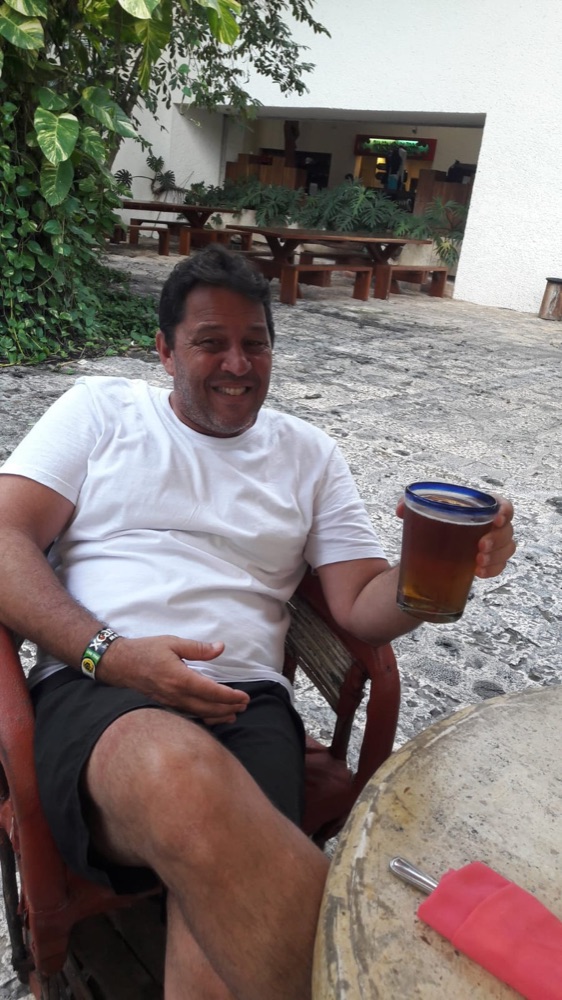 Serjão com um chopp gelado na mão