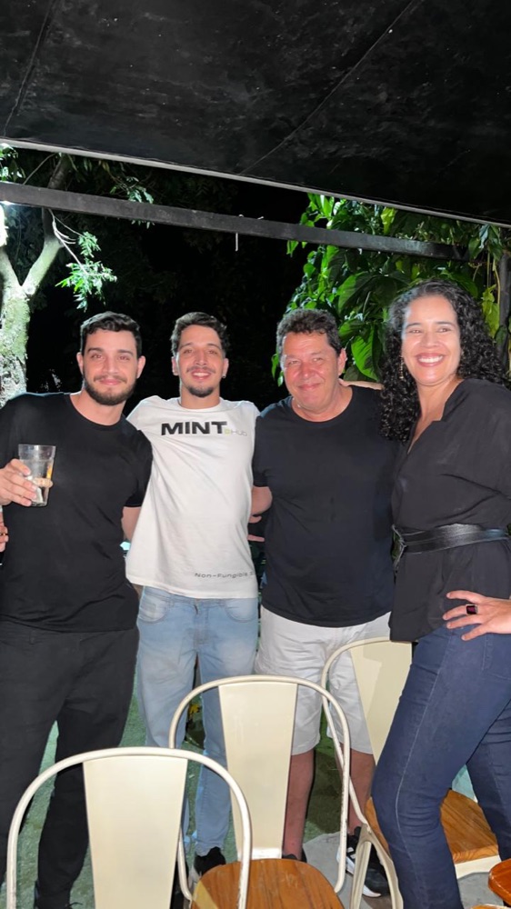 Serjão com a família no bar