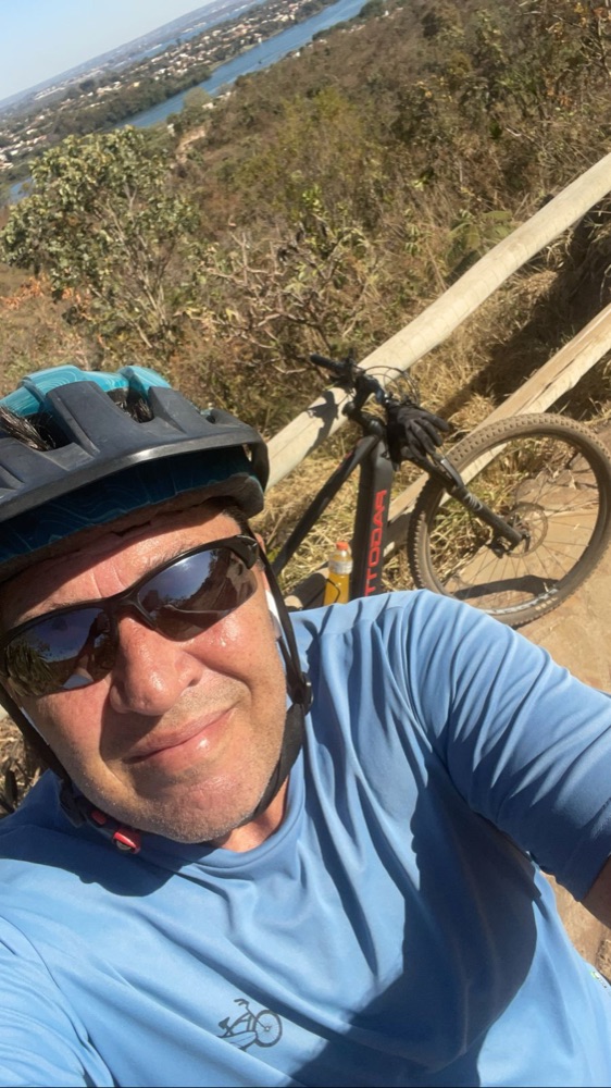 Serjão de bike com vista pro lago
