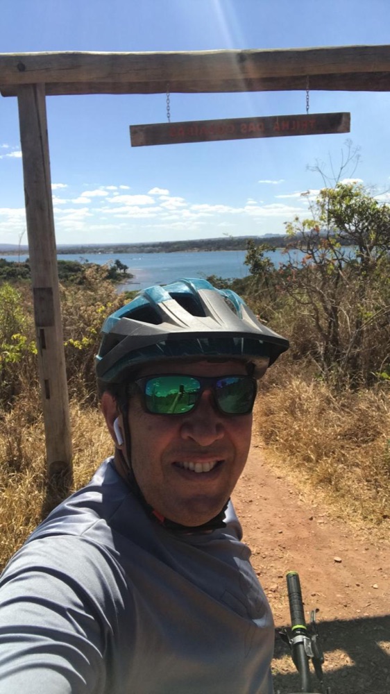 Serjão numa trilha de bike