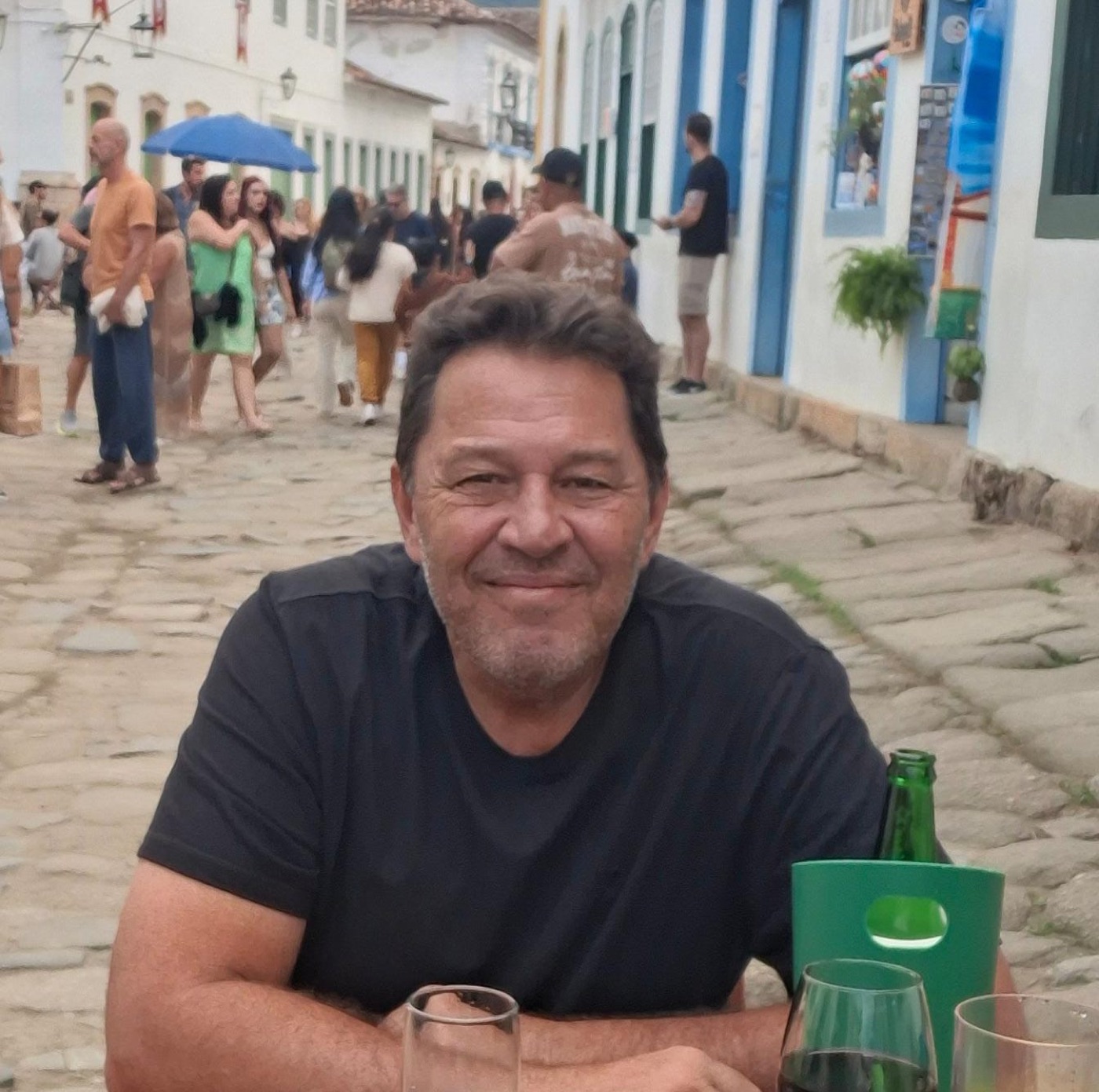 Serjão numa rua de pedra em Paraty