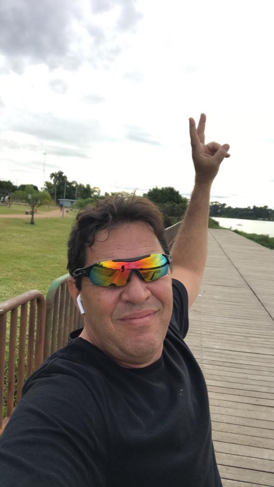 Serjão na orla fazendo sinal de paz